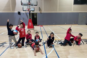 如何通过团队合作支持篮球训练的高效进行